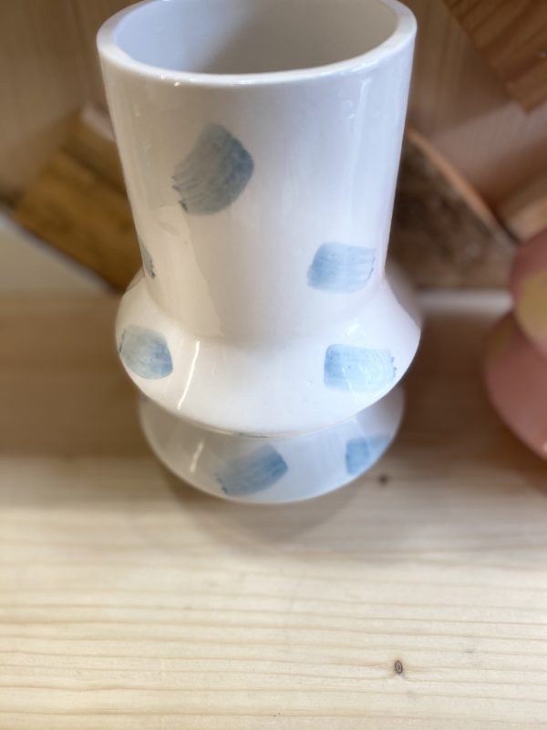 Vase en faïence taches bleues